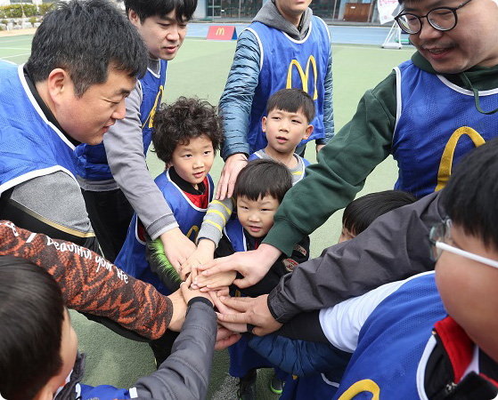 아빠와 함께하는 축구교실에서 축구하는 사진