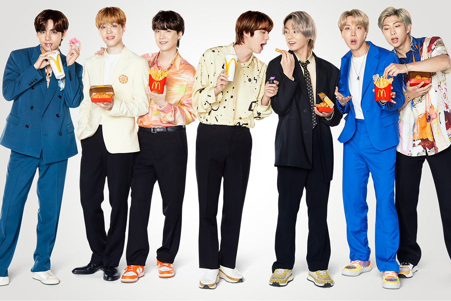 아이돌 그룹 BTS 멤버들이 맥도날드 협업으로  The BTS 세트 출시 기념으로 햄버거와 감자튀김을 들고 있는 홍보 이미지