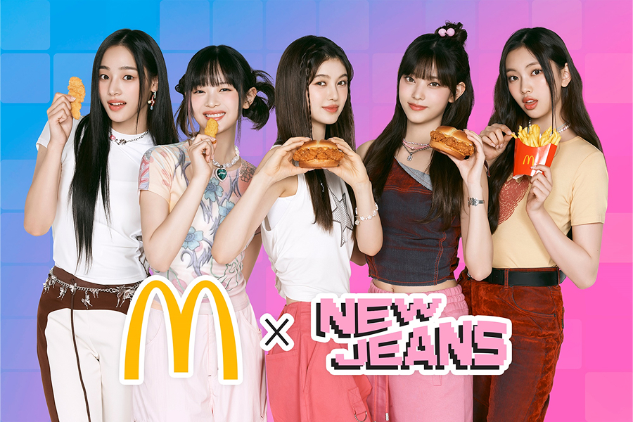 걸그룹 뉴진스 멤버들이 맥도날드 햄버거 메뉴를 들고 있는 맥도날드와 뉴진스 협업 홍보 이미지