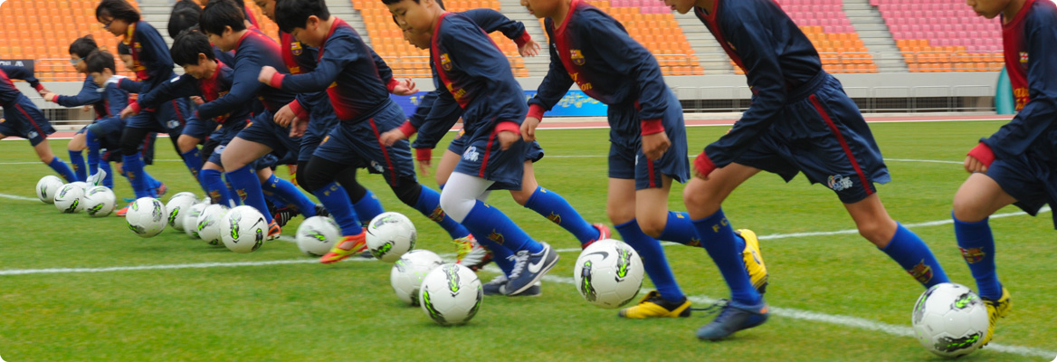 어린이축구교실의 아이들이 공을 차면서 나가는 대표 사진