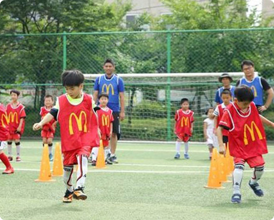 다문화 가정 어린이 축구교실에서 축구하는 어린이들 사진