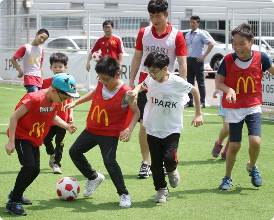 특수학교 축구교실에서 축구하는 어린이들 사진